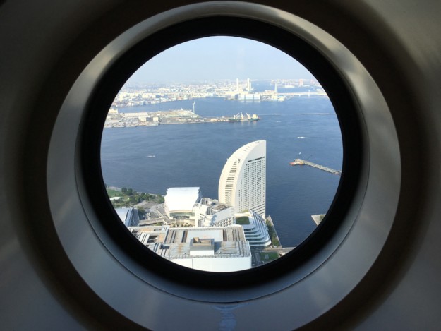 横浜ロイヤルパークホテルの湯船に付いている小窓