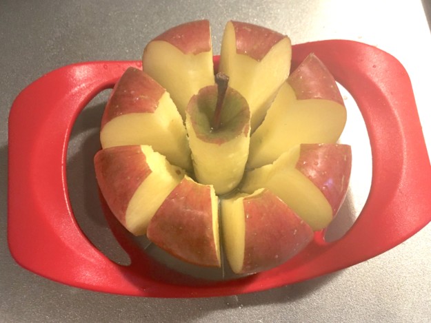 リンゴカッターでリンゴを切り込んだ図