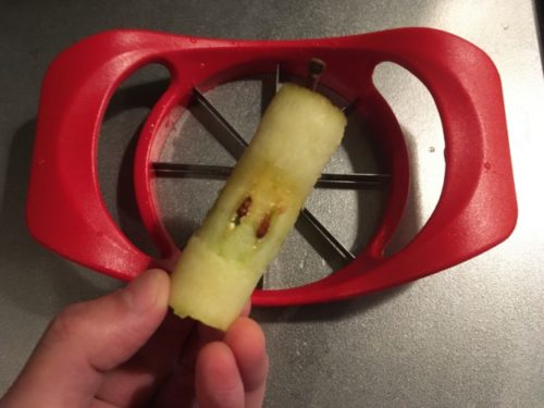 リンゴカッターから取り出したリンゴの芯