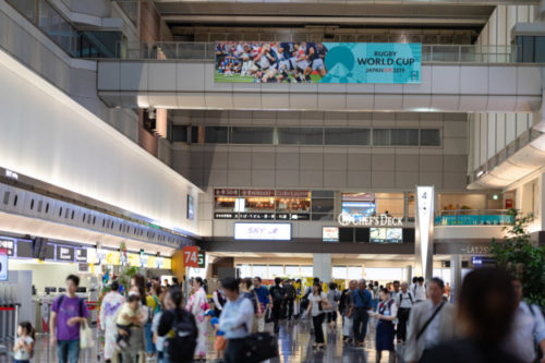 混雑する羽田空港